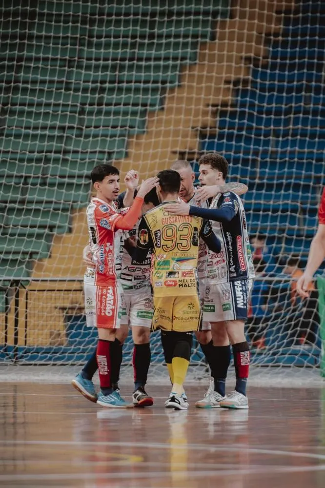 Jogadores do Cascavel Futsal comemoram a vitória por 4 a 2 sobre o Paraná Clube no Ginásio Tarumã. Resultado garantiu três pontos importantes na sétima rodada da Série Ouro.