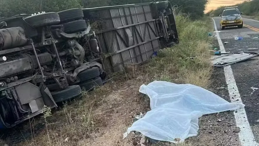 Sete jovens morrem em acidente com ônibus de time de basquete