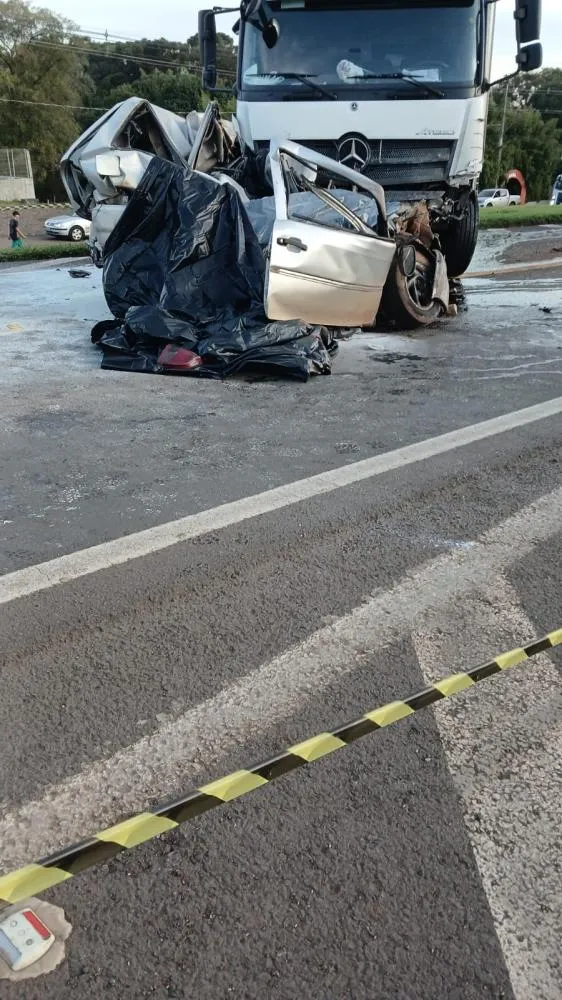O automóvel Gol apresenta destruição severa na estrutura após a colisão frontal com o veículo de carga no perímetro de Laranjeiras do Sul. Crédito: Jaime Cabral