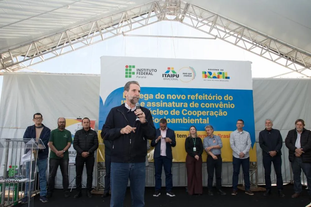 Diretores da Itaipu Binacional e autoridades de Irati assinam os novos convênios sociais e agrícolas durante evento no Instituto Federal do Paraná. (Foto: Sara Cheida/Itaipu Binacional)