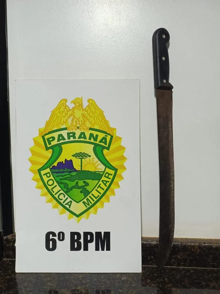 Polícia Militar recolhe facão utilizado no crime . Foto: Divulgação