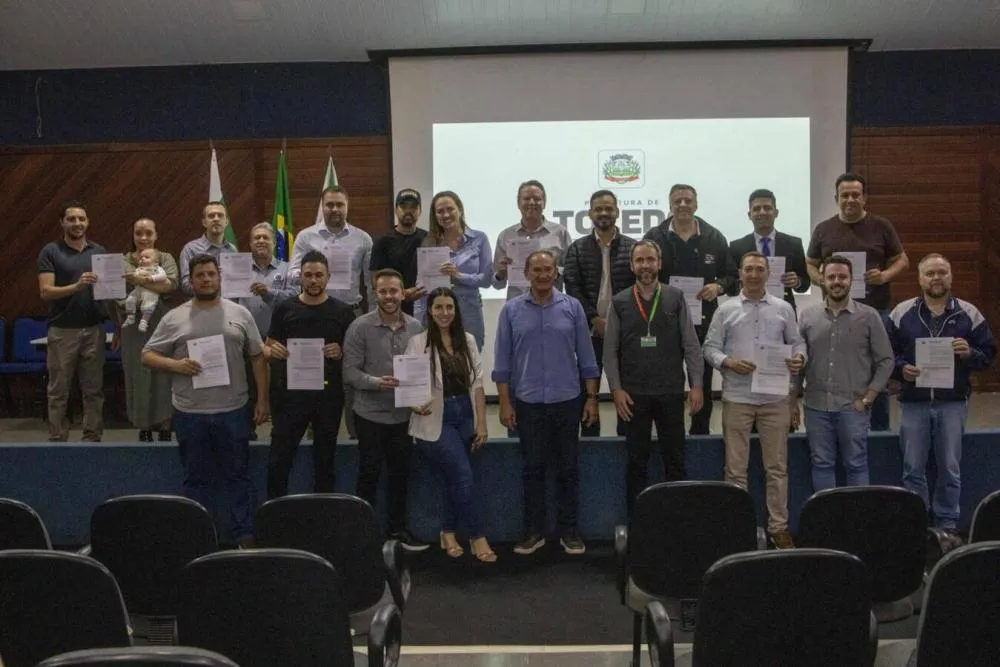 Empresários assinam contratos dos terrenos industriais após leilão