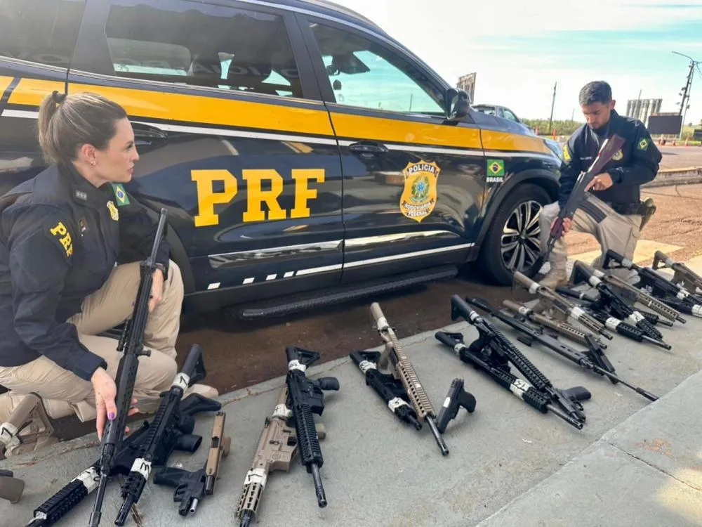 Arsenal com armamento de guerra foi interceptado pelas forças de segurança na região de Santa Terezinha de Itaipu. Foto: Divulgação/PRF