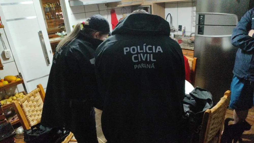 Agentes da Polícia Civil cumprem mandados de busca e apreensão em residências de envolvidos em Santa Helena.