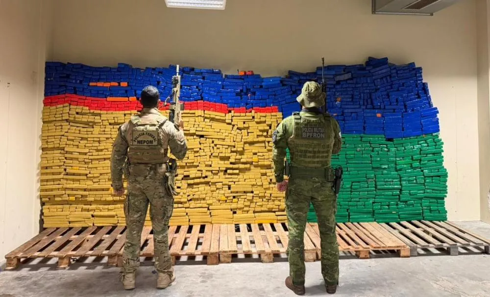 Policiais federais e militares contabilizam os 2.175 quilos de maconha retirados de circulação na PR-482. Foto: Divulgação/CS/PF Guaíra