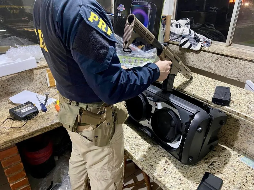 PRF apreende fuzil oculto em caixa de som na rodovia BR-277