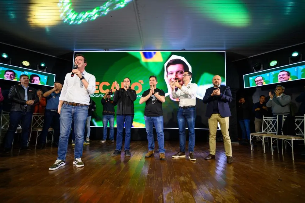 O pré-candidato Henrique Mecabô discursa para o público durante Encontro Regional do partido Novo em Cascavel