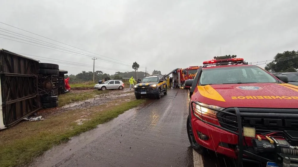 Acidente com ônibus deixa 22 feridos na BR-277