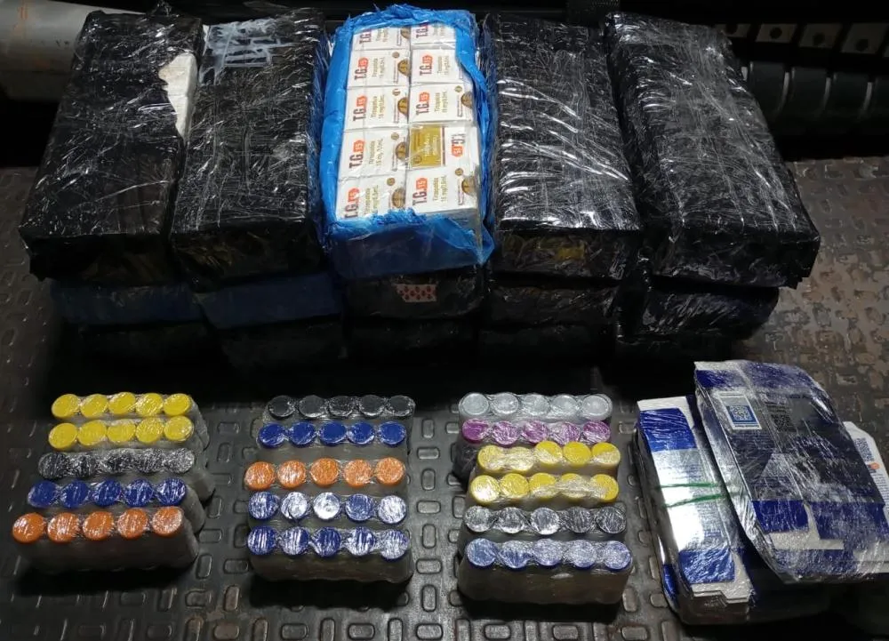 PM apreende 150 caixas de medicamentos escondidas em compartimento secreto de ônibus em Cascavel