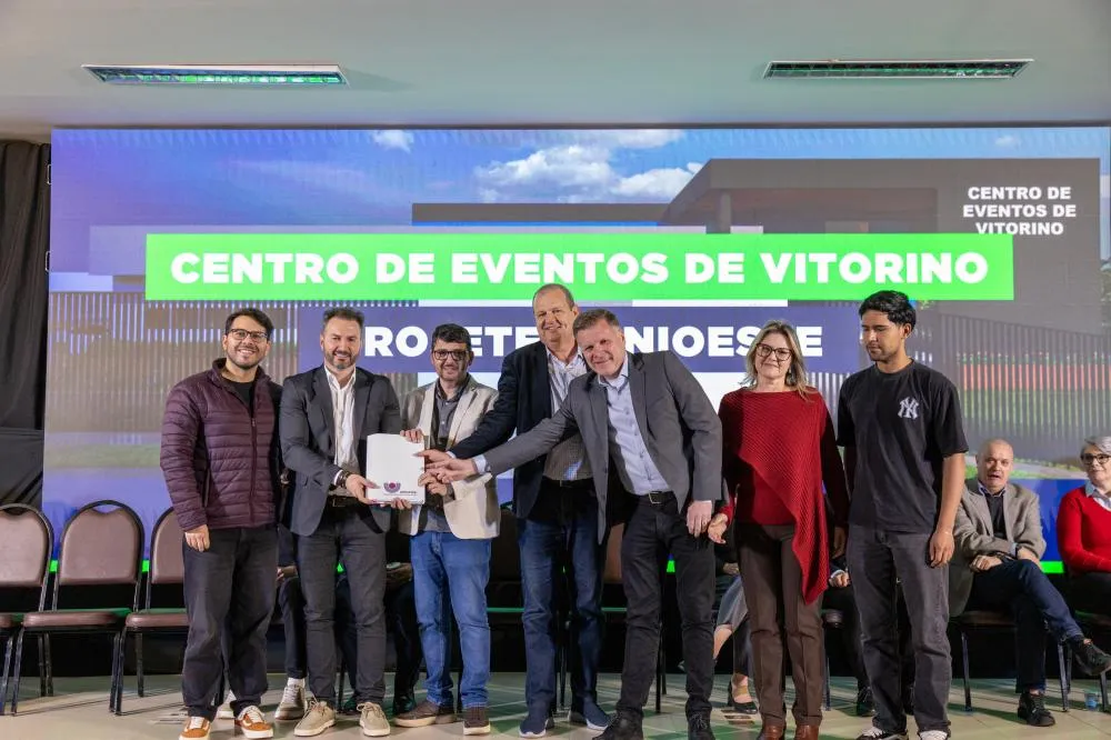 Representantes da Unioeste e da prefeitura de Vitorino durante a entrega oficial do projeto do Centro de Eventos na última quinta-feira.