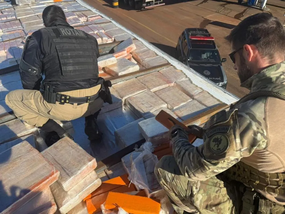 Policiais rodoviários federais e militares inspecionam o teto do semirreboque onde quase três toneladas de maconha estavam escondidas. Foto: Divulgação.