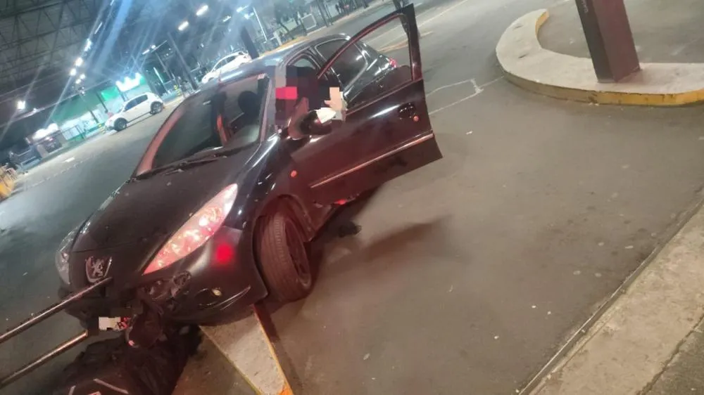 Mulher colide automóvel e acaba presa na Avenida Brasil