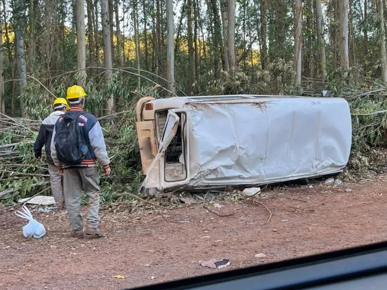 Kombi com trabalhadores capota após ser atingida por caminhão 