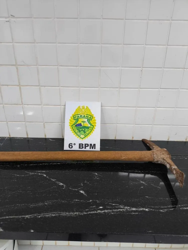 Uma picareta foi apreendida pelos militares durante o atendimento da ocorrência de violência doméstica. Foto: Divulgação 