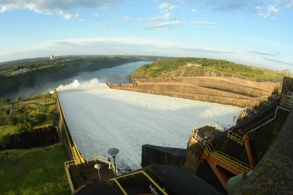 Itaipu abre vertedouro após sete meses fechado