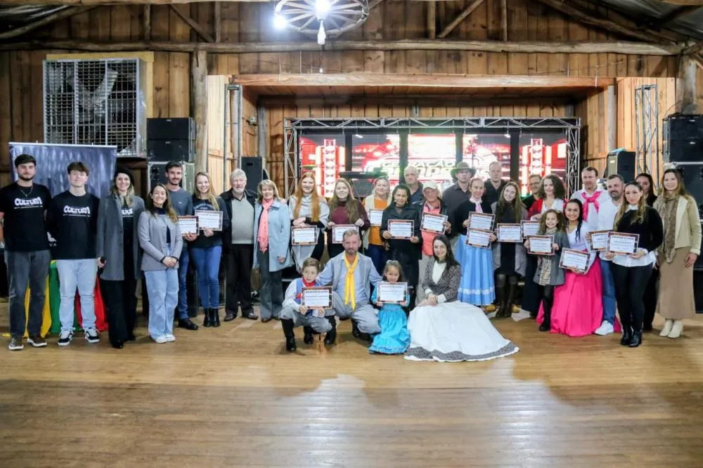 Nova Santa Rosa celebra formandos de dança de salão gauchesca