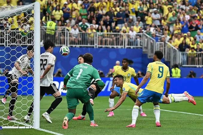 Jogadores da Seleção Brasileira comemoram a marcação do gol da vitória nos instantes finais da partida realizada contra a equipe do Japão.