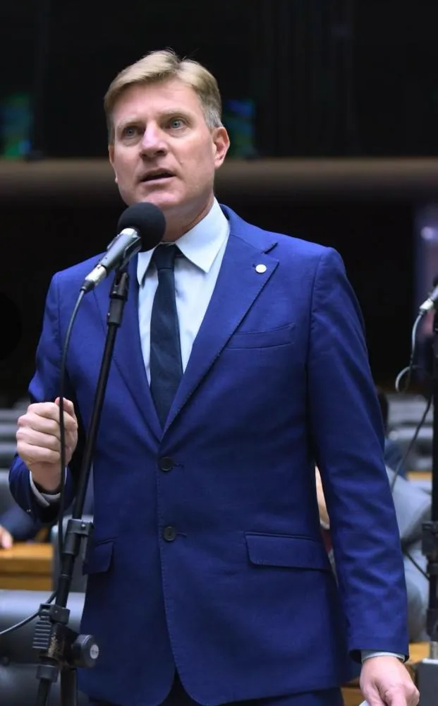 Deputado federal Padovani propõe mudanças em cinco leis para impedir que bancos tomem propriedades rurais de devedores.