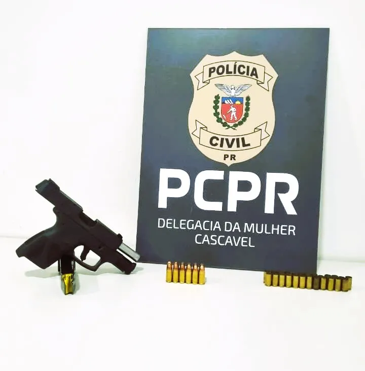 Uma espingarda calibre 12 e uma pistola 9mm foram apreendidas por policiais civis no bairro Santa Felicidade. Foto: Divulgação/PCPR
