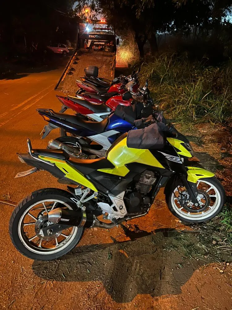 Bloqueio viário do Pelotão de Trânsito do 6° BPM resulta na apreensão de motocicletas com irregularidades documentais. Foto: Divulgação/PMPR