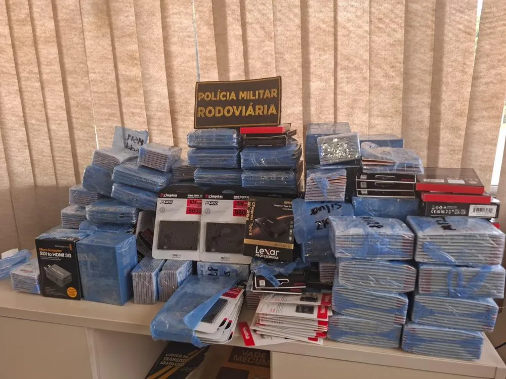 Caixas com relógios inteligentes, SSDs e cartões de memória somam prejuízo estimado em R$ 320 mil ao mercado ilegal. Foto: Reprodução/Secom Paraná