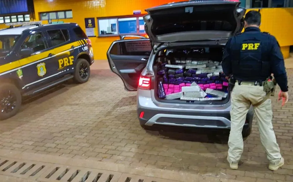 Tabletes de maconha e haxixe marroquino foram localizados no porta-malas e no assoalho do carro Foto: Divulgação/PRF