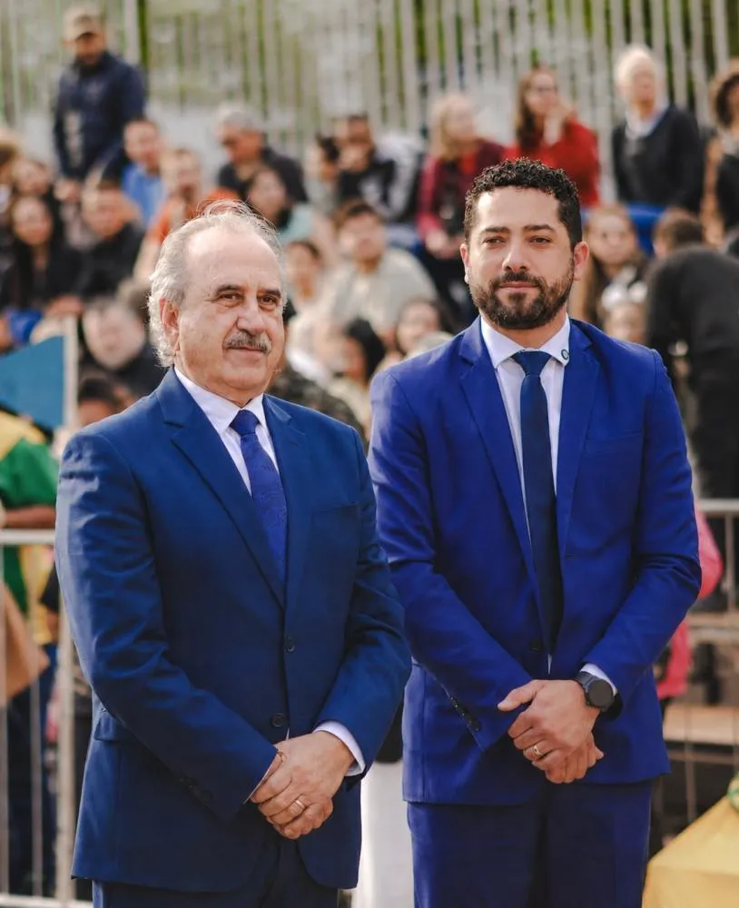 O prefeito Renato Silva transmite o cargo para o presidente da Câmara Municipal, Tiago Almeida, nesta sexta-feira. Foto: Divulgação/Assessoria