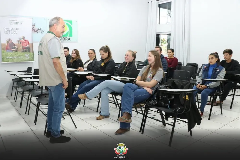 Pato Bragado inicia curso de manejo e ordenha para produtores