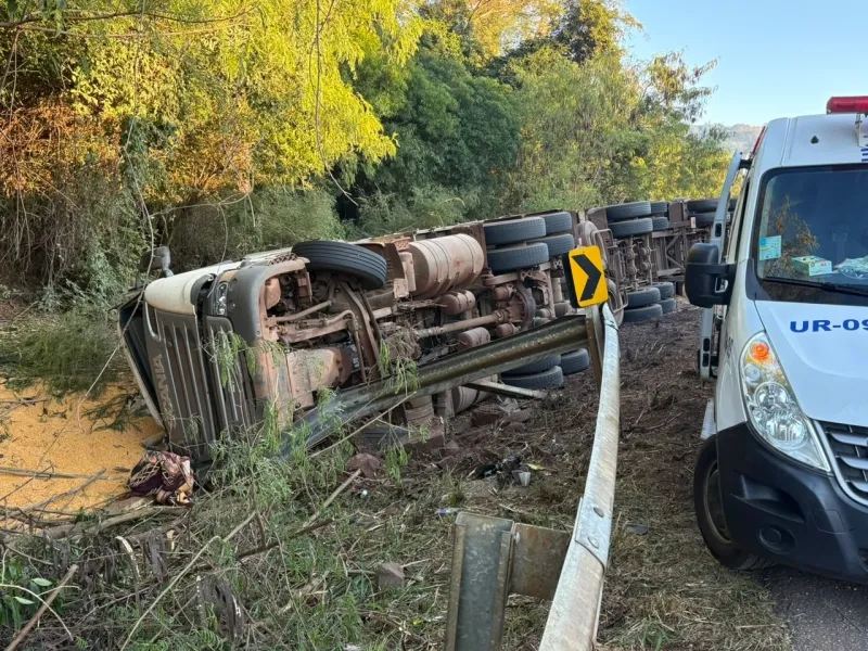 Motorista morre preso às ferragens após carreta tombar na BR-163 entre Mercedes e Guaíra