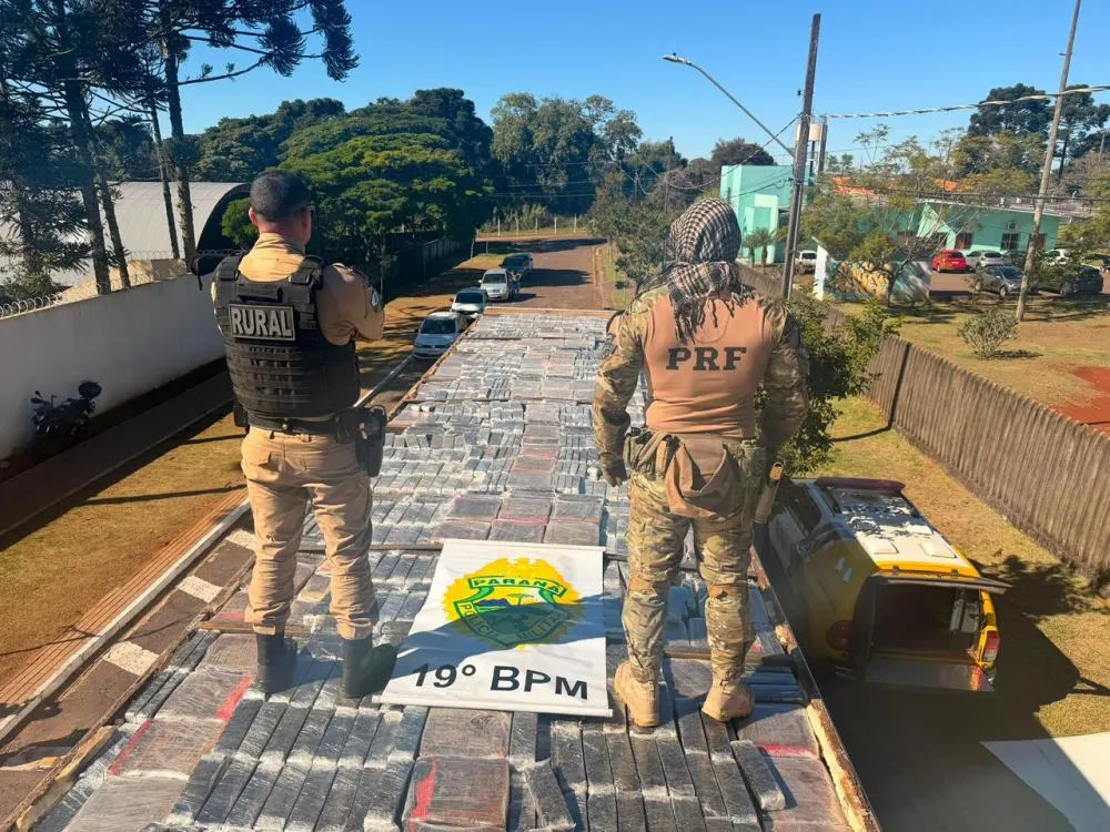 Policiais encontram 2.639 kg de maconha em teto de caminhão em Cascavel