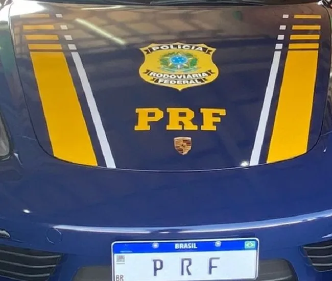 Equipes da Polícia Rodoviária Federal orientaram o trânsito no km 652 da BR-277 após colisão entre moto e caminhão.Foto:Ilustrativa