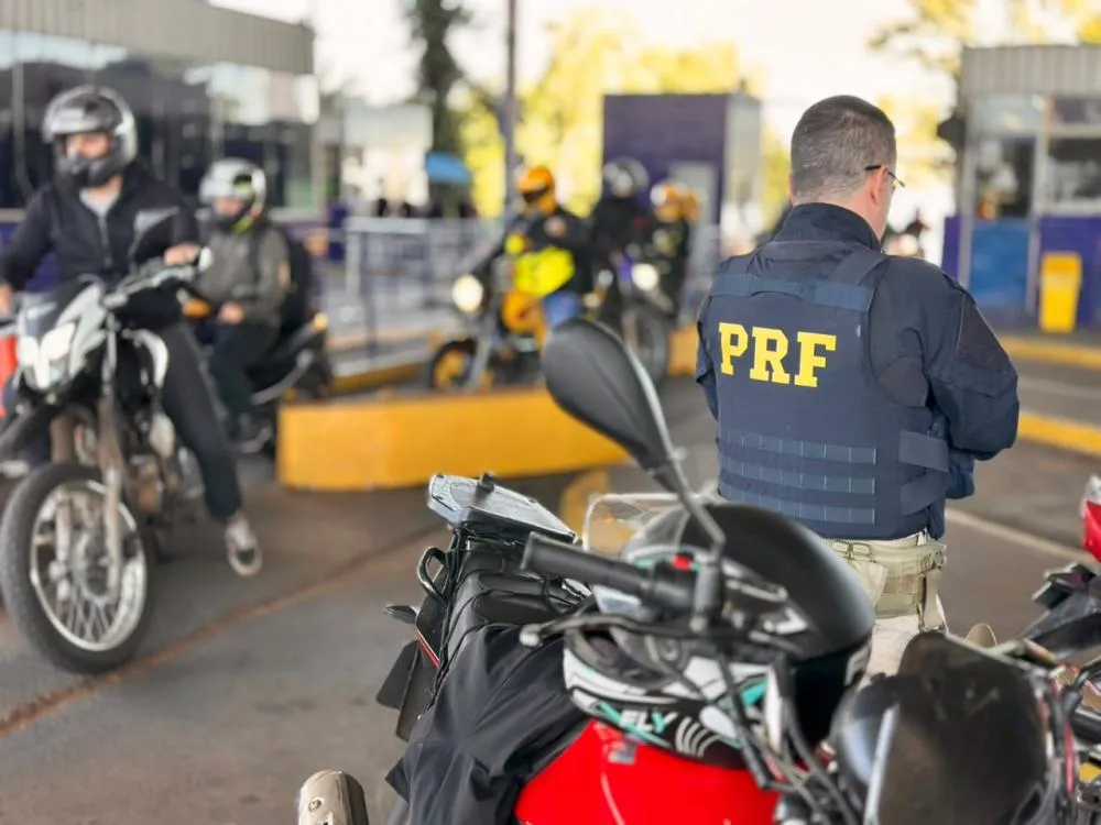 PRF e Receita Federal realizam operação e recolhem 66 veículos na Ponte da Amizade