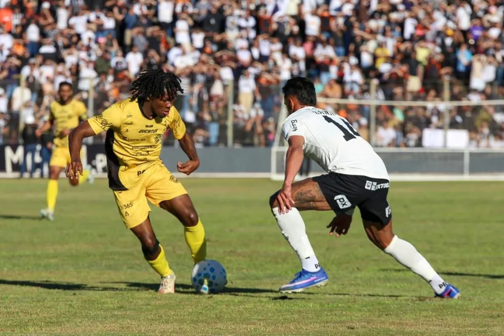 Atacante Palacios lidera as jogadas ofensivas do Cascavel contra a defesa do Corinthians Fotos: Brayan Brandão | FC Cascavel