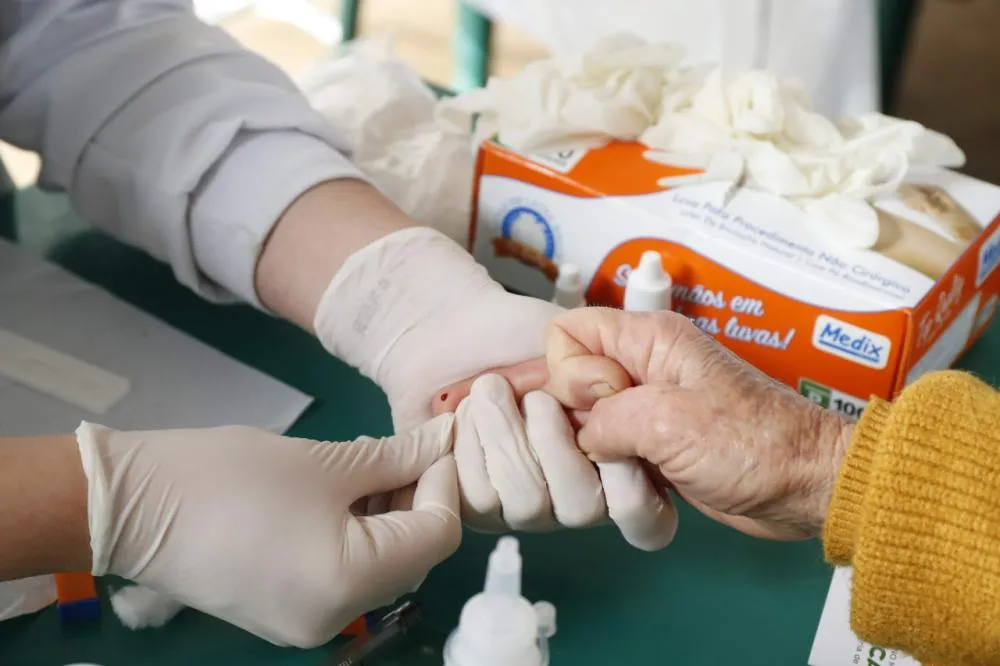 Testes rápidos para detecção de hepatites virais são realizados gratuitamente nas unidades de saúde de Cascavel. Exame utiliza apenas uma gota de sangue. Foto: Divulgação/Assessoria