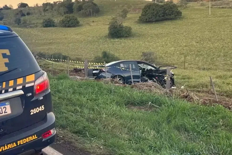 Veículo saiu da pista e colidiu de frente contra árvore às margens da BR-369, em Cornélio Procópio. Acidente resultou na morte de três pessoas da mesma família. Foto: Divulgação/PRF