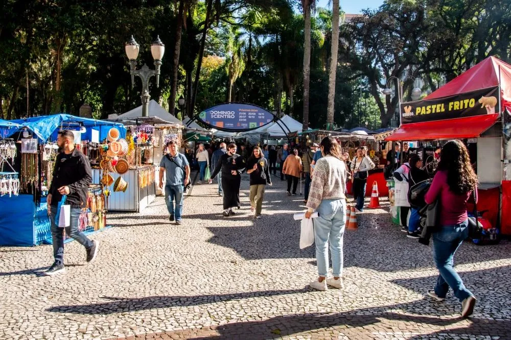 Das tradicionais feiras de inverno aos festivais gastronômicos, passando por espetáculos gratuitos, música ao vivo e eventos que valorizam a cultura paranaense, o Inverno Curitiba 2026 oferece opções para todas as idades e estilos.