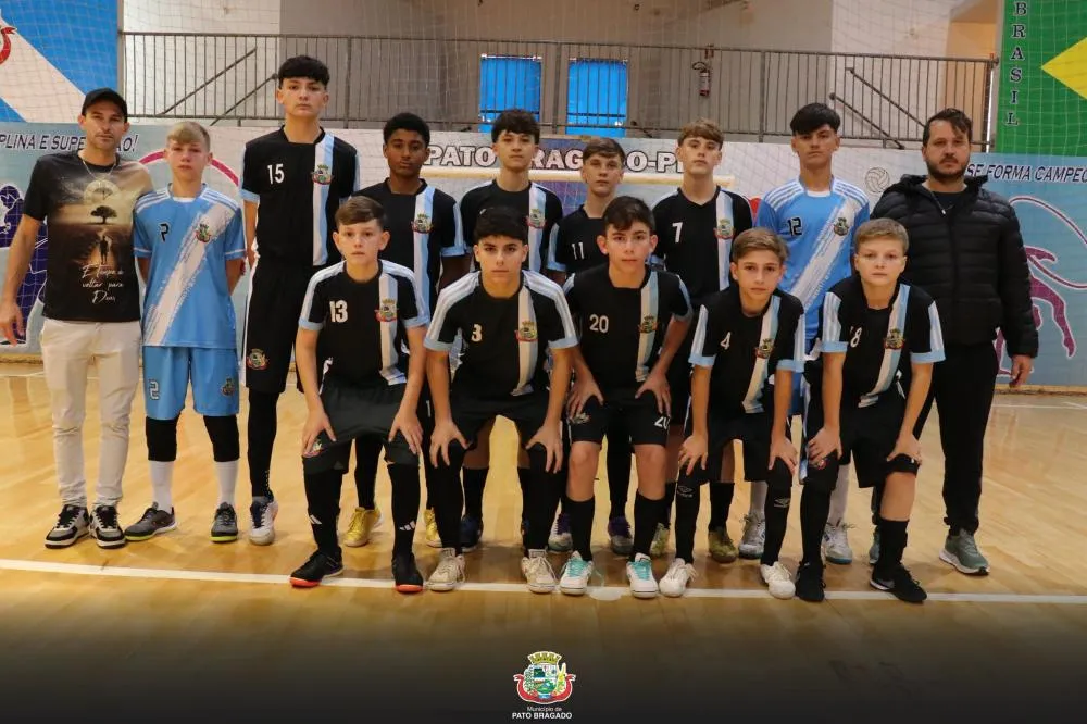 Equipe bragadense de futsal Sub-14 posa para foto oficial antes de entrar em quadra no Ginásio Bragadinho Foto: Divulgação/Assessoria