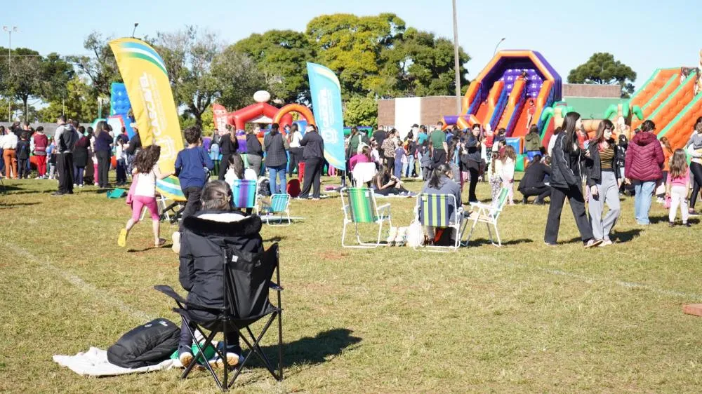 Crianças se divertem em brinquedos infláveis instalados no gramado do Complexo Esportivo Ciro Nardi durante o Ciro Play Férias. Foto: Divulgação/Prefeitura de Cascavel.