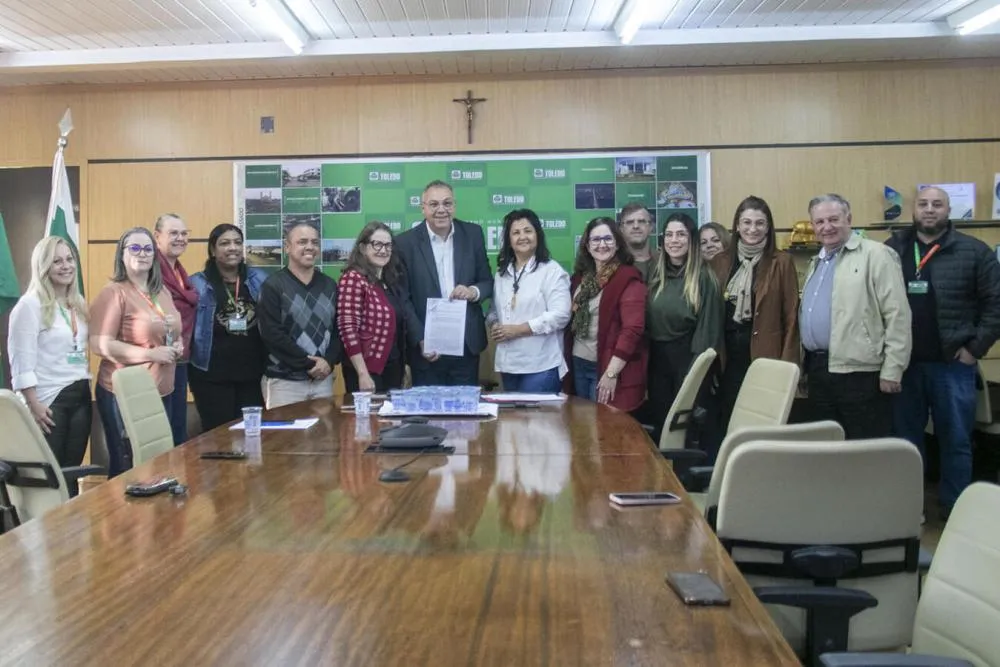 Prefeito Mario Costenaro assina sanção das novas leis municipais de Toledo ao lado de secretários e vereadores. Foto: Divulgação/Prefeitura de Toledo.
