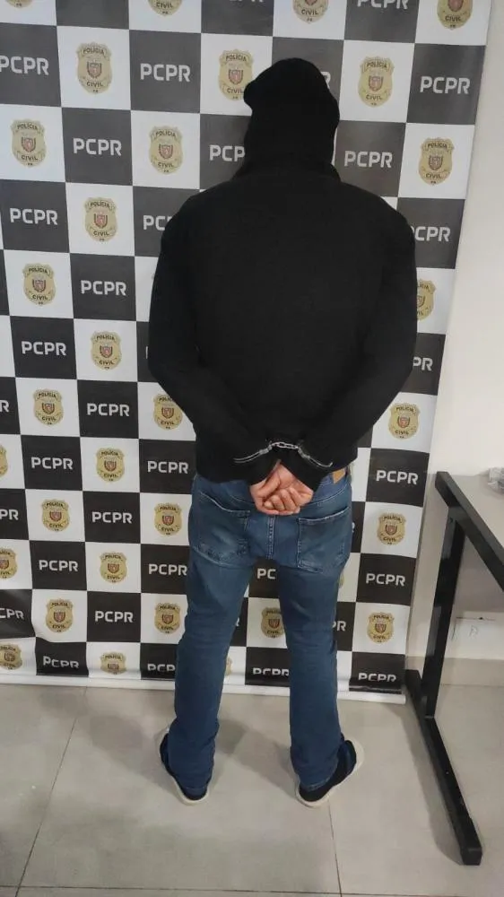 Homem de 36 anos foi encaminhado para a unidade prisional de Cascavel por ameaçar a ex-namorada e violar decisões judiciais. Foto: Divulgação/Polícia Civil do Paraná.