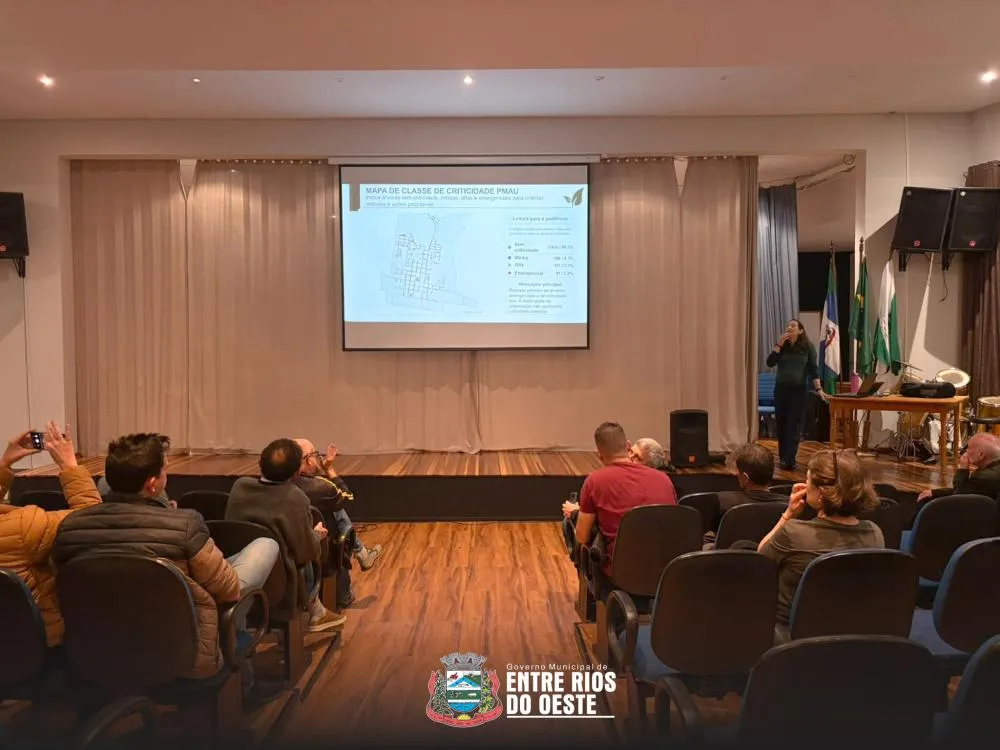 Audiência pública na Casa da Cultura reuniu moradores e técnicos para debater o futuro das áreas verdes de Entre Rios do Oeste. Foto: Divulgação/Prefeitura de Entre Rios do Oeste.