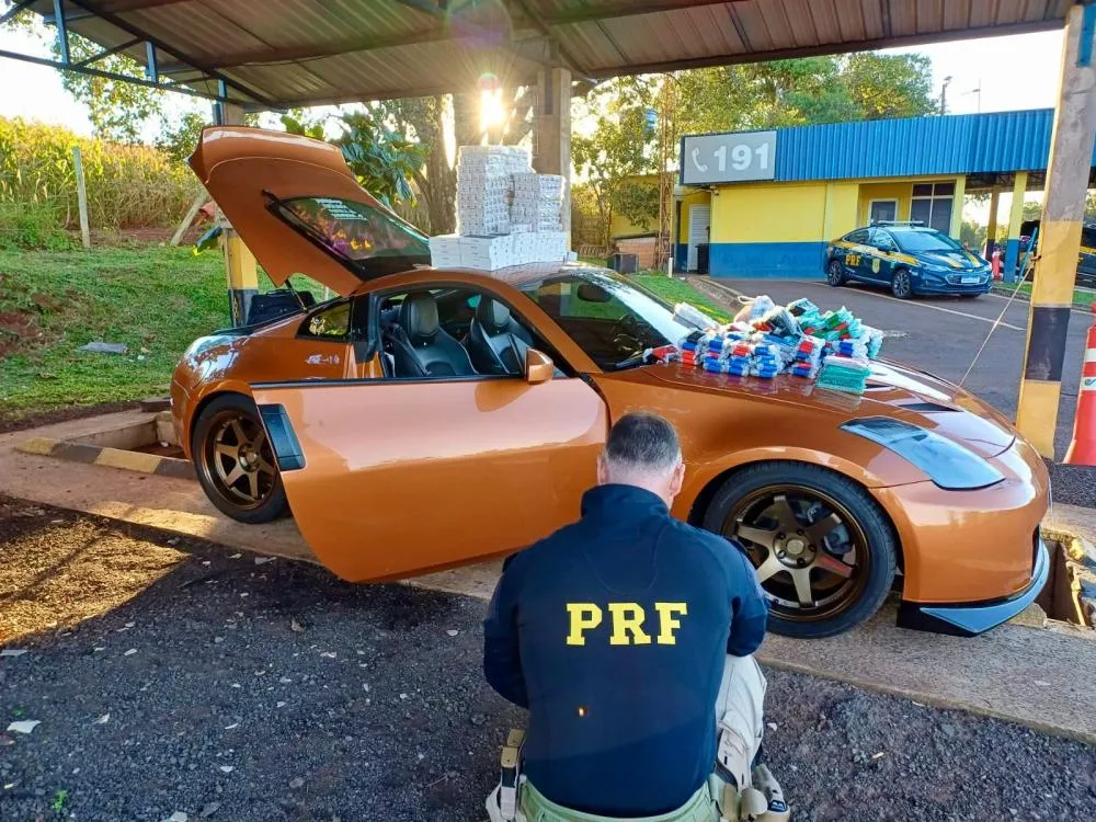 Veículo Nissan 350Z com placas paraguaias apreendido pela PRF na BR-277 com fundo falso carregado de produtos eletrônicos e emagrecedores.
