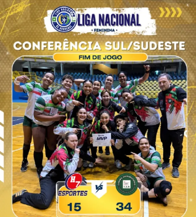 Elenco do Cascavel / FAG / Bearskin - PR celebra resultado positivo fora de casa pela Liga Nacional de Handebol Feminino. Crédito: Divulgação/Preto no Branco.