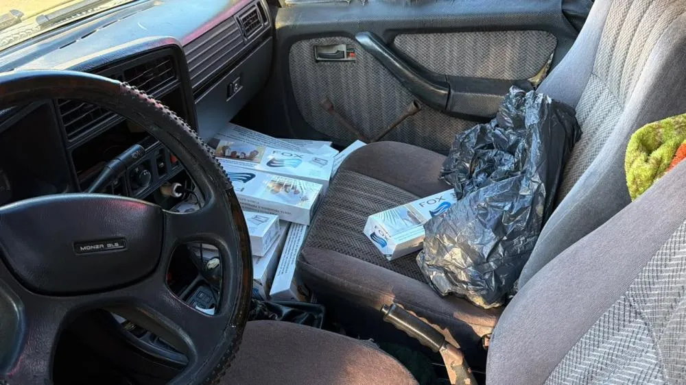 Automóvel e mercadoria contrabandeada foram levados à delegacia da Polícia Federal após prisão em flagrante realizada na madrugada.
