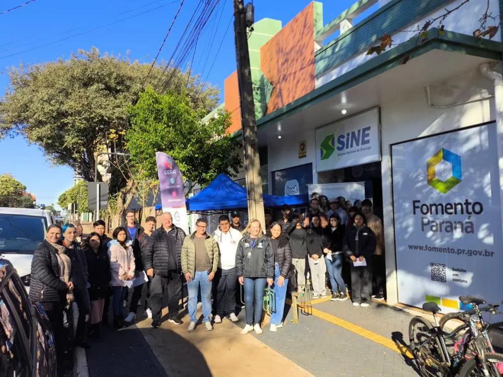 Equipe realiza o cadastramento e a triagem de currículos para encaminhamento de candidatos a empresas parceiras. Jovens recebem capacitação sobre comportamento em processos seletivos no local. Foto: Divulgação/Assessoria