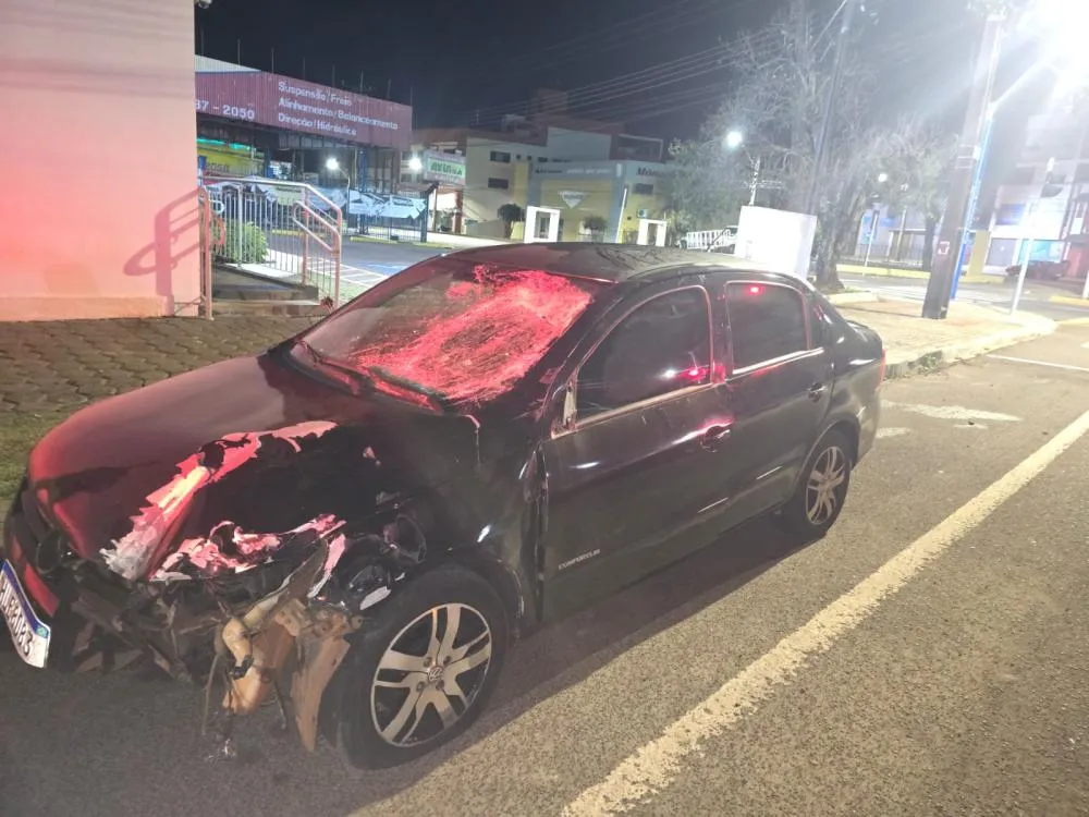 Veículo colidiu contra ponto de ônibus e placas de sinalização na rua Carlos Gomes, no bairro Maria Luiza. O acidente causou apenas danos materiais e não deixou feridos. Foto: Divulgação/PMPR 