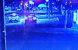 Câmera de segurança registra o exato momento em que o veículo Voyage sai da pista na Avenida Carlos Gomes. A estrutura do ponto de ônibus ficou destruída após o impacto da batida.