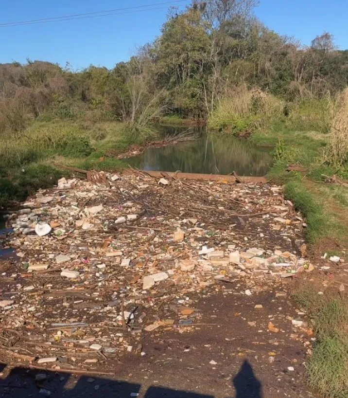 Rio Quati apresenta acúmulo de lixo e poluição às margens da subestação da Sanepar em Cascavel. Foto: Divulgação/Assessoria