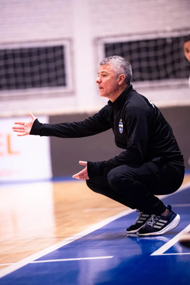 O técnico Márcio Coelho orientou a equipe na vitória por 3 a 0 antes de iniciar os trabalhos para o duelo direto contra o Barateiro. Foto: Divulgação/Assessoria