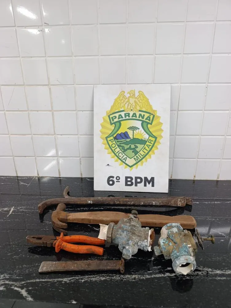 A Polícia Militar apreendeu uma mochila contendo ferramentas como pés de cabra e martelo utilizados para arrombar o comércio no Centro. Foto: Divulgação 
